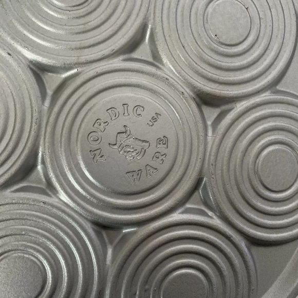 Nordic Ware Snowflake Pancake Pan
Makes 7 approximately 3” diameter pancakes - Picture 4 of 6